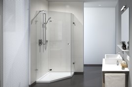 Kleines Bad mit Fünfeckdusche Frederike von Glassdouche