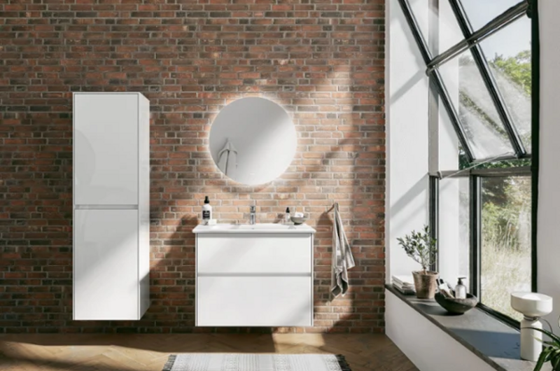 Badezimmer mit gekipptem Fenster.