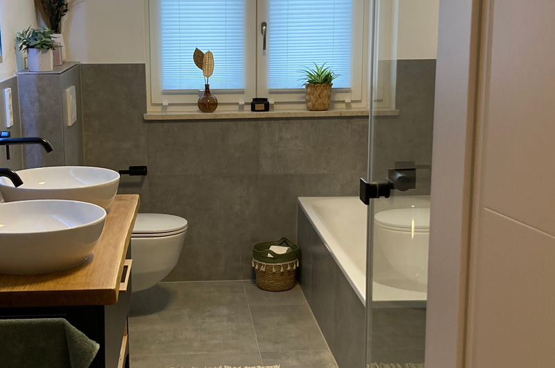 Badezimmer in zeitgemäßer Gestaltung mit bodenebener Dusche