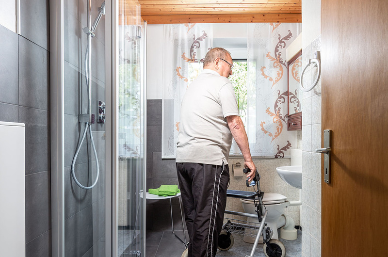 Barrierefreies Schlauchbad nach der Sanierung mit faltbarer Duschkabine von kermi