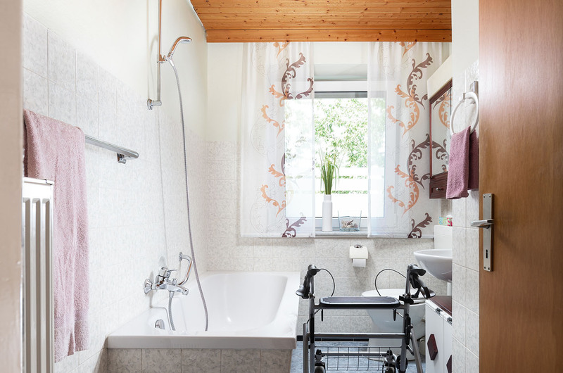 Badezimmer mit Badewanne und Platzproblemen vor der Sanierung zum barrierefreien bad
