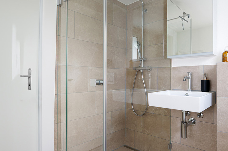 Badezimmer nach der Sanierung mit bodenebener Dusche