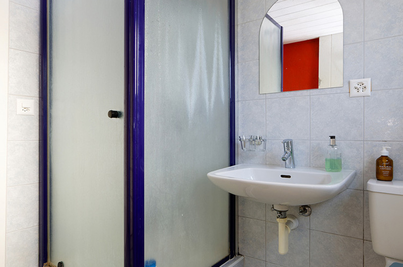 Badezimmer vor der Sanierung mit Dusch mit Duschwanne