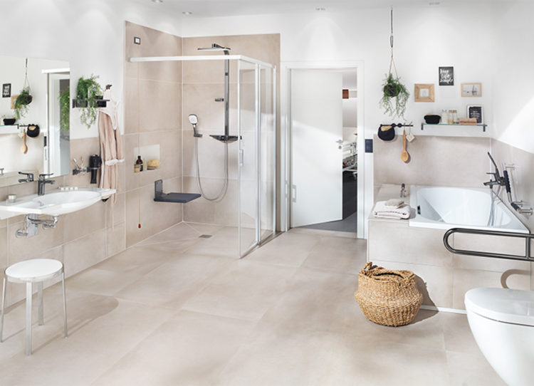 Badezimmer ohne Barrieren mit Wakl-in-Dusche Liga von Kermi