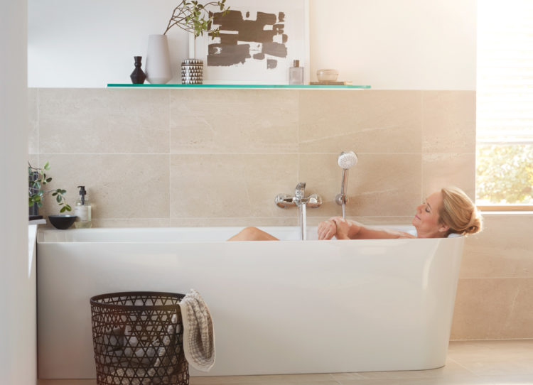 Wannenbad für gesundheitsfördernde Wasseranwendungen im Wellbeing-Badezimmer von Kludi