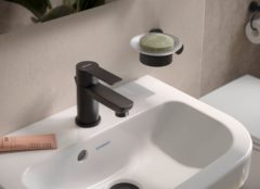 Kleines Handwaschbecken mit großzügigem Innenbecken und Ablagefläche - ideal für ein kleines Bad
